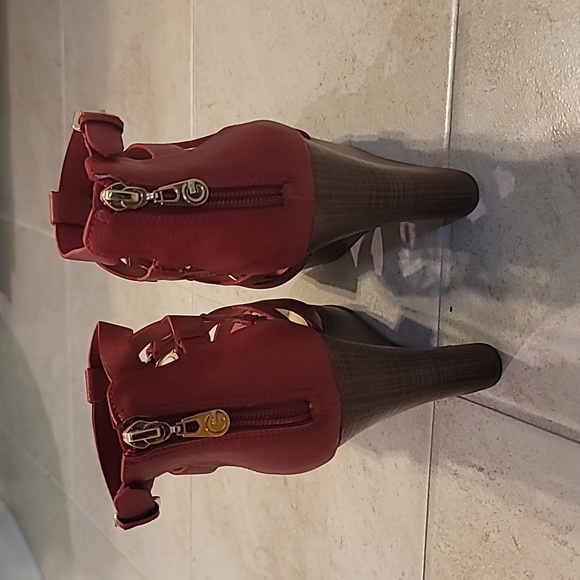 Sandals - Picture 3 of 3